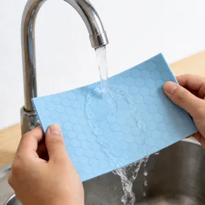 Éponge de nettoyage hexagonale bleue pour la cuisine, vaisselle et élimination des taches tenaces.