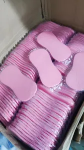 Éponge de lavage rose en forme de sablier pour nettoyage, emballage en vrac en carton.