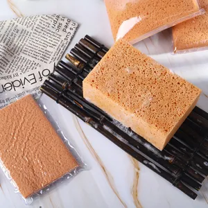 Grande éponge de lavage de voiture en nid d'abeille pour le nettoyage et le cirage.