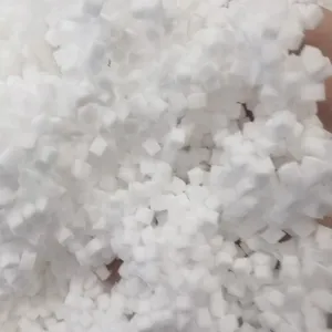 Primo piano dettagliato del materiale di riempimento in memory foam bianco tritato.
