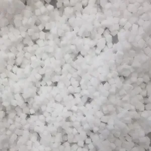 Imbottitura in memory foam sminuzzato per cuscini e peluche, materiale morbido a lento ritorno bianco.
