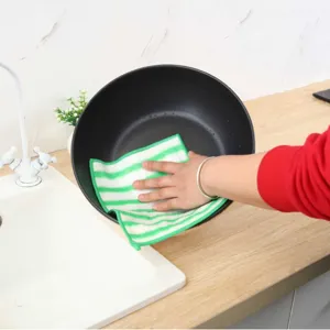 Grün gestreiftes Bambusfaser-Geschirrtuch für die Küchenreinigung zum Abwischen von Pfannen.