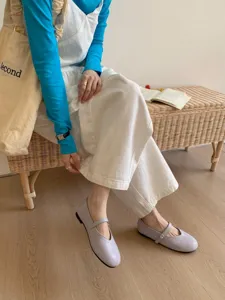 Retro violette Damen Mary Jane Halbschuhe mit runder Kappe, süße Frühlingsschuhe Detail.