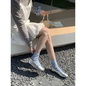 Koreanische Retro Mary Jane Flachschuhe fuer Damen, stilvolle silberne Metallic-Schuhe.