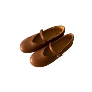 Klassische braune Mary Jane Schuhe für Damen, stilvolle flache Schuhe mit runder Form.