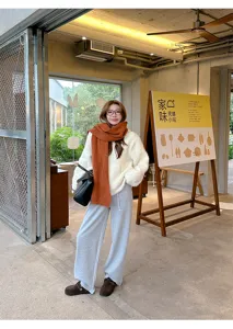 Gemütliche Lifestyle-Szene mit bequemen Plüsch-Clogs und stylischem Herbst-Outfit.