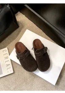 Gemütliche braune Plüsch Clogs für Damen, warme gefütterte Pantoletten mit Schnalle.