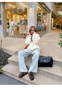 Detaillierte Ansicht gefütterter warmer Winter-Clogs für Damen, bequeme Slipper Schuhe.