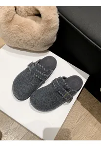 Nahaufnahme von dunkelgrauen Winter-Clogs mit Schnallenriemen, weichem Futter und dicker Sohle.
