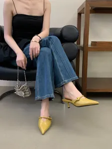 Mules da donna con tacco gattino a punta, eleganti scarpe slip-on gialle alla moda.