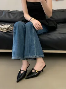 Eleganti mule da donna con tacco a gattino e punta affusolata, perfette per l'estate.