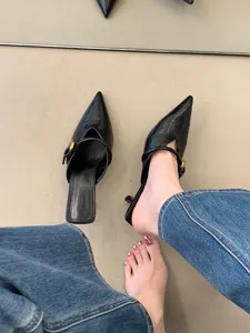 Mules nere con tacco kitten e punta affusolata da donna scarpe casual eleganti slip on.