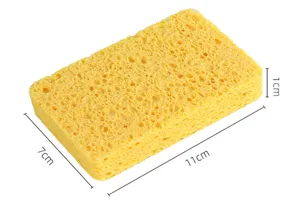 Detaillierte Ansicht des gelben Cellulose-Schwamms mit klaren Abmessungen und poröser Textur.