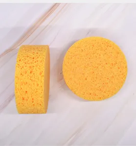 Gelber Cellulose Holzfaserschwamm Detailansicht, ideal fuer Kuechenreinigung und Wasseraufnahme.