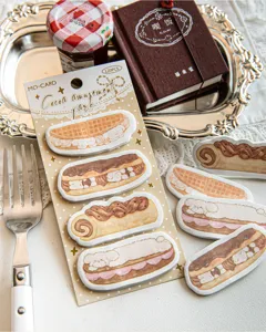 Gros plan détaillé de notes adhésives de boulangerie avec de charmants motifs de pain.
