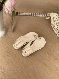 Korean minimalist round-toe thong sandals for women, versatile soft-bottom vacation beach slippers.