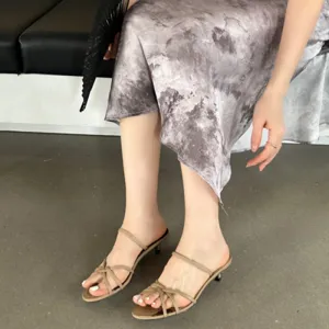 Élégantes sandales à talons chaton et fines brides en cuir de mouton pour femme chic.