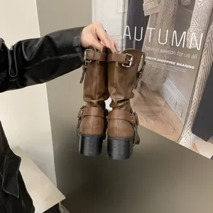 Vue détaillée des bottes western rétro pour femmes à talon carré et bout pointu avec boucles.