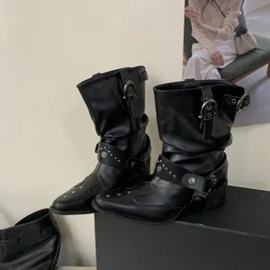 Vue détaillée de bottes western noires à bout pointu avec boucles en métal et clous.