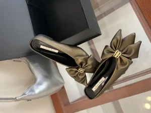 Chique Franse metallic bronzen mules met puntneus en stijlvolle strikgesp details.
