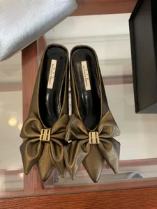 Elegante Franse muiltjes met puntneus, opvallende strik en metalen gespdetail voor dames.