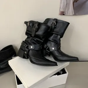 Bottines western noires à talon carré et bout pointu avec boucles et détails cloutés.