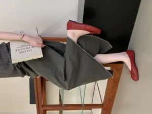 Comfortable red flat shoes for women featuring a chic bow design, perfect for daily commuting.