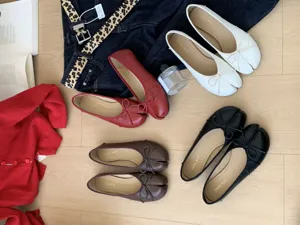 Comfortable flat split-toe ballet flats with sweet bow detail, stylish women casual shoes.