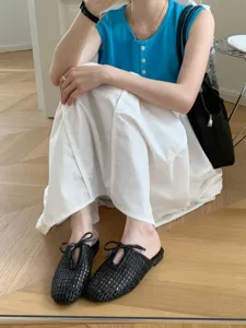 Mules negras de malla tejida con puntera cuadrada y lindo lazo para un estilo elegante.