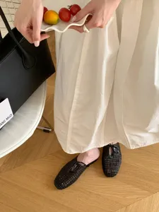 Mules de malla trenzada con puntera cuadrada cerrada para un estilo casual chic.