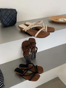 Λεπτομερής όψη κομψών γυναικείων σανδαλιών με τετράγωνη μύτη και λουράκια σε άνετη σουέτ υφή.