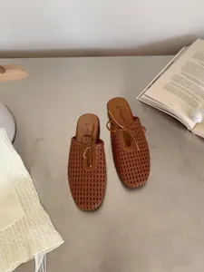 Vista detallada de zapatos planos marrones con punta cuadrada tejida y diseño hueco elegante