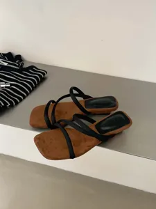 Καλοκαιρινά σουέντ σανδάλια με τετραγωνισμένη μύτη και λεπτά λουράκια κομψή λεπτομέρεια