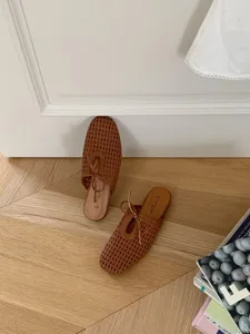 Elegantes mules trenzados con punta cuadrada y delicado diseño de cordones para uso diario.