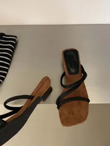 Γυναικεία σανδάλια με τετράγωνη μύτη χαμηλό τακούνι σουέτ μαύρα λουράκια καλοκαιρινά παπούτσια