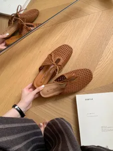 Mules planas trenzadas con punta cuadrada para mujer elegantes zapatos casual marrones