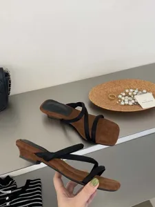 Λεπτομερής λήψη από σουέτ τετράγωνο δάχτυλο λουράκια χαμηλό τακούνι mules για γυναίκες