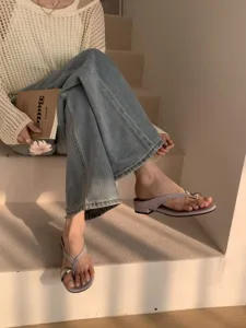 Minimalist purple flat thong sandals for women, stylish toe-ring design for summer beach wear.