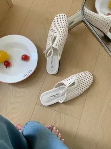 Mules de punta cuadrada en malla tejida, zapatos planos informales beis para mujer.