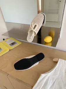 Mules planas de malla tejida con punta cuadrada, zapatos slip-on elegantes para mujeres.