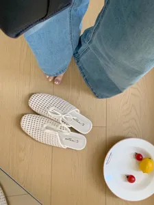Mules planos de malla tejida con punta cuadrada francesa zapatos casuales vista de detalle