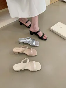 Sandales chics à talons bloc et brides pour femmes, parfaites pour l'été et les loisirs.