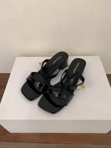 Gros plan sur les sandales à talons hauts et bout carré en cuir verni noir mat