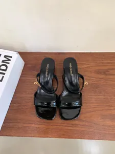 Sandales à talons hauts en cuir verni noir avec boucle en métal, élégant style rétro français.