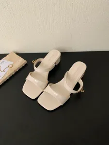 Sandales mules rétro françaises à bout carré et boucle métallique talon bloc pour femme