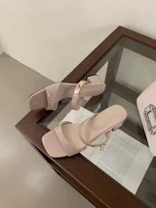 Sandales à talons hauts en cuir vernis style vintage français avec boucle métal