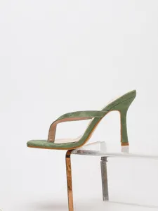 Green textured thong high heel sandal detail view, elegant stiletto heel design view.