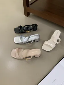 Sandales mules rétro françaises à bout carré et élégante boucle en métal pour l'été