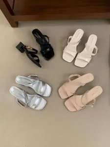Sandales à talons hauts et boucle en métal vintage français, mules d'été élégantes.
