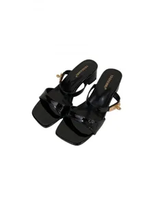 Sandales à talons carrés en cuir vernis noir dotées d'un élégant fermoir en métal chic.
